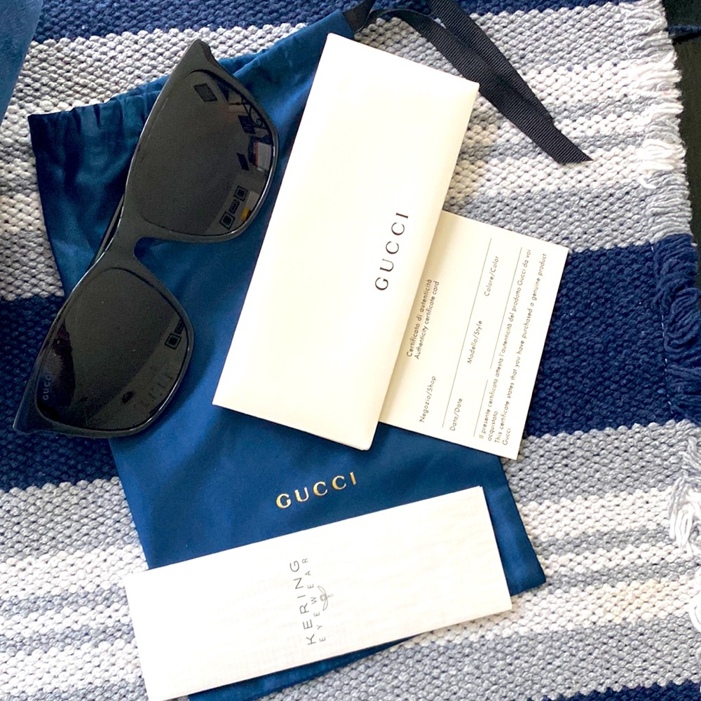 Gucci sunglasses with authenticity card, cloth and case. Perfect condition.